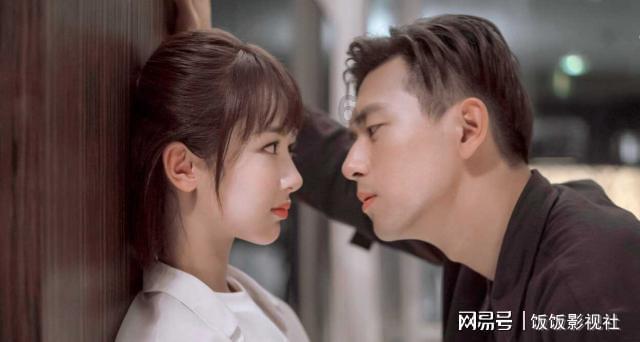 杜淳晒自己和妻子合照，评论区再次引起质疑，王灿为何这么不招人待见？游戏画面
